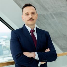 迪尔公司股东拒绝反 DEI 提案,此前特朗普曾施压苹果放弃多元化计划。