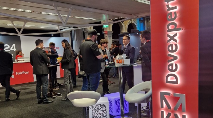 英伟达 2025 财年 Q4 营收 393.31 亿美元,超出市场预期的 380.45 亿美元,上年同期为 221 亿美元。